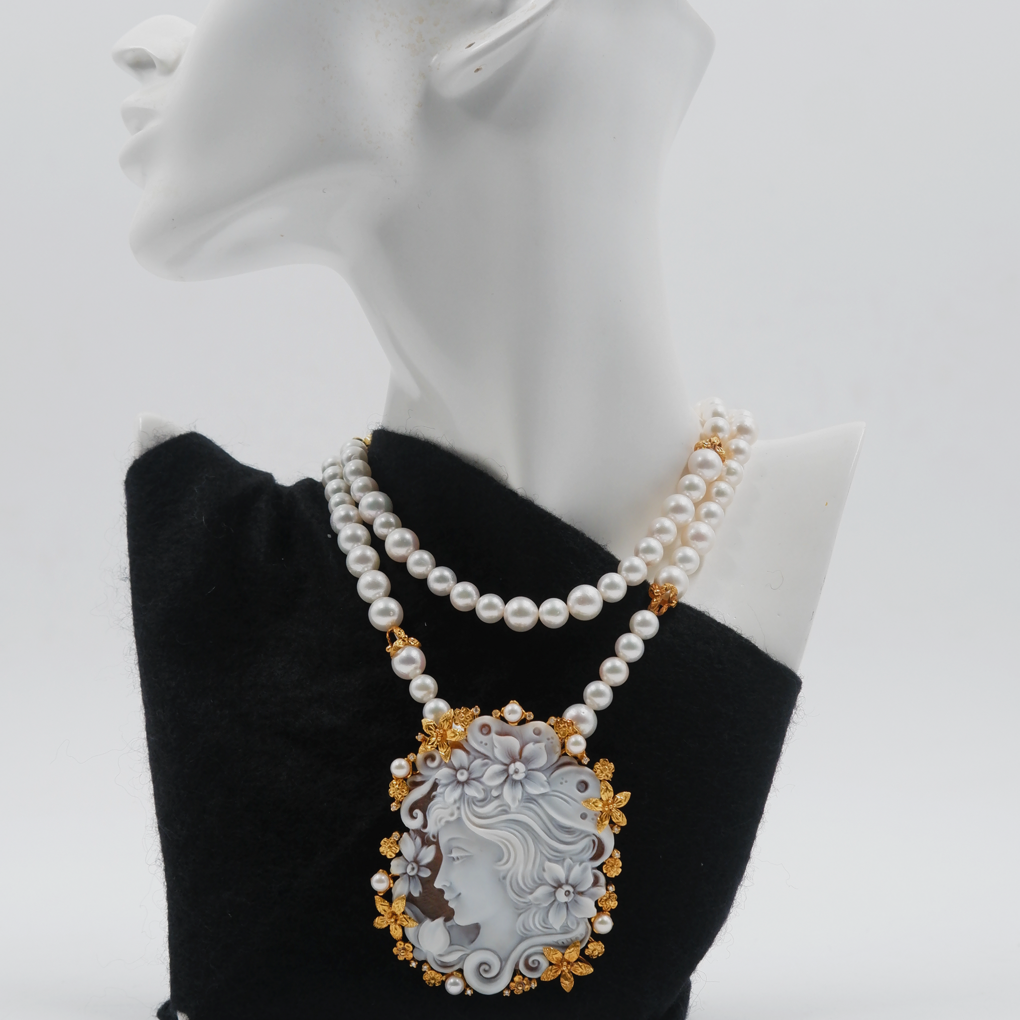 Lady Cameo Necklace in Gold and Pearl