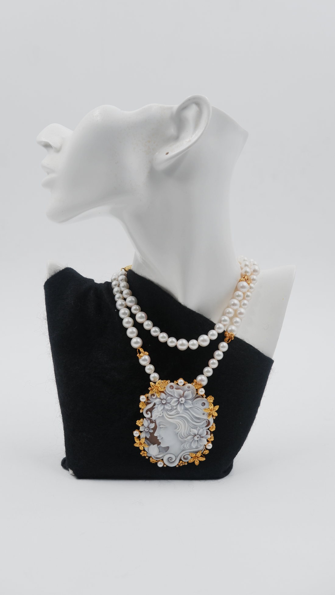 Lady Cameo Necklace in Gold and Pearl