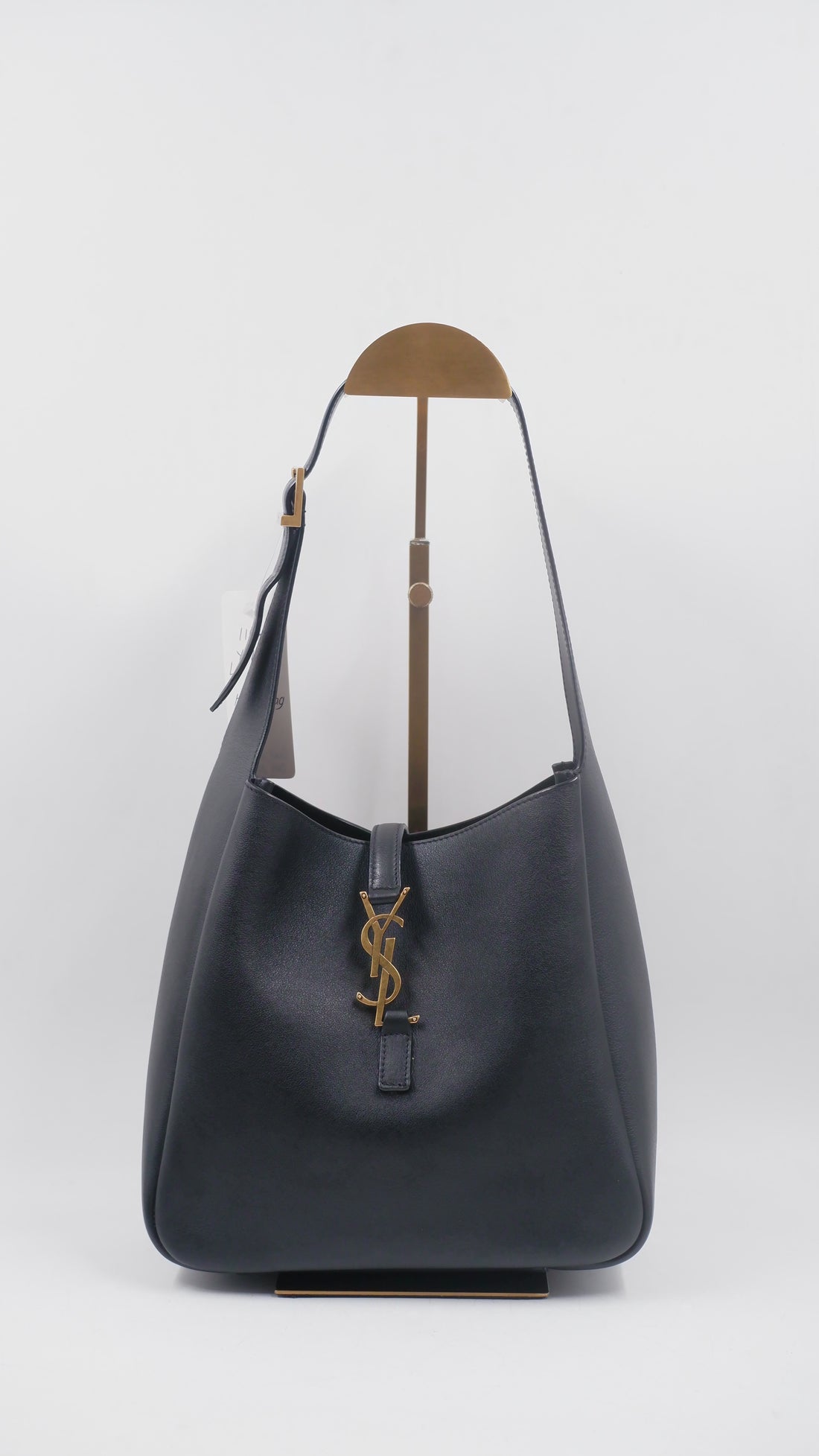 Le 5 A Hobo Bag